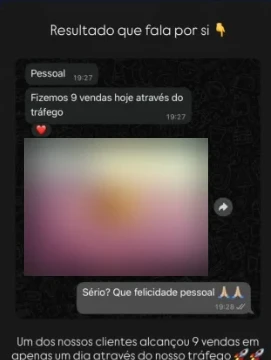 Print mostrando cliente celebrando vendas por meio do tráfego